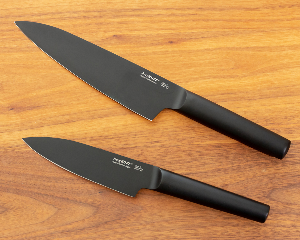 然と正しい握り方ができるデザイン。錆びにくく、刃こぼれしにくい黒い包丁(三徳包丁・ペティナイフ)|BergHOFF(バーグホフ)