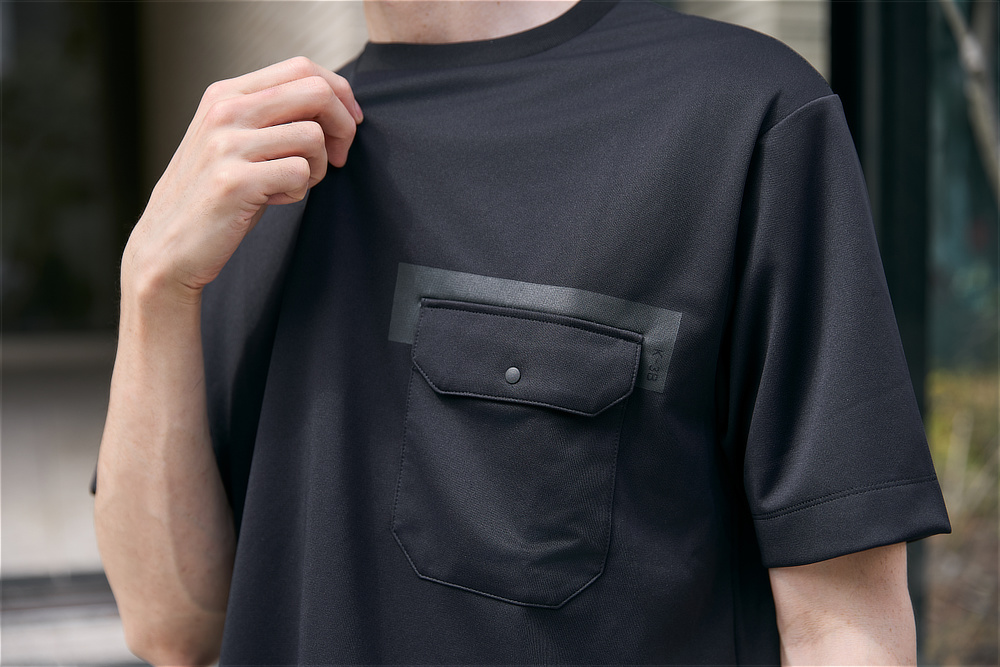 《Tシャツ》和紙×ポリの快適設計で、湿気を吸って逃す、「和紙糸ラバープリントクルーネックTシャツ」｜K-3B