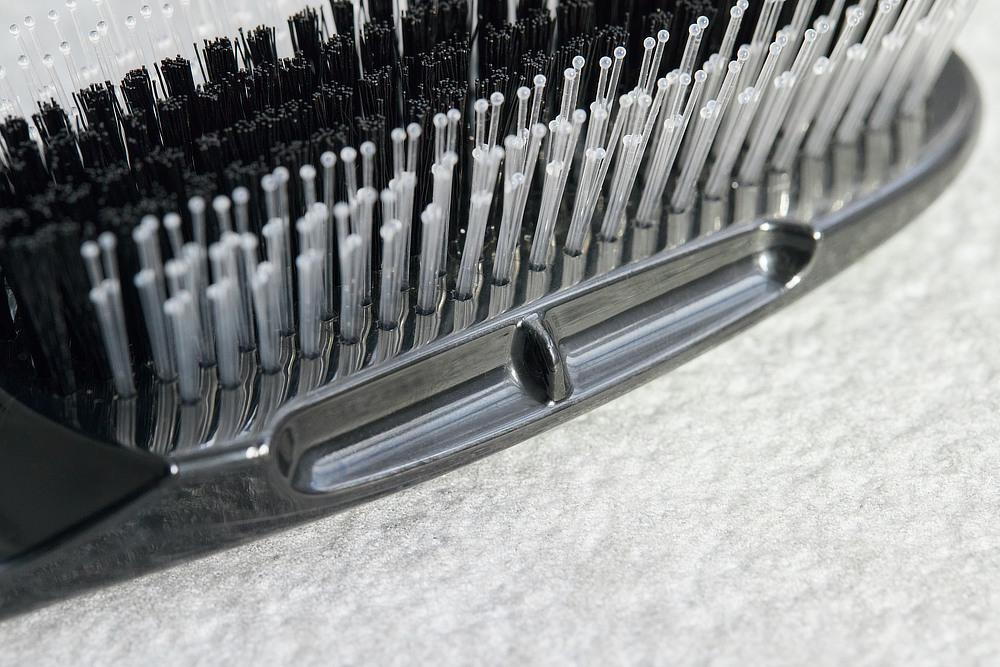 Image: https://1fl0kyr79c.user-space.cdn.idcfcloud.net/photographes/763bb08a4834fba3f54e6875c4cef718.jpg ブラシだけで、お家で美容院でヘッドスパをした時のような仕上がりになる|髪のうねりもパサつきも抑えられて、キューティクルがツヤツヤに。プロのヘアケア施術を3700本の極細ピンで再現する「トリートメントブラシ」|EMIT(エミット)