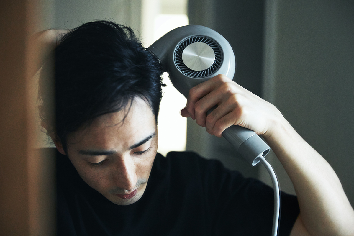 ムダな動きと負荷がないノーズレスのドライヤー。手と空間に馴染む、85℃のちょうどいい風をつくる「ヘアドライヤー」|cadocuaura(カドークオーラ)|BD-E2