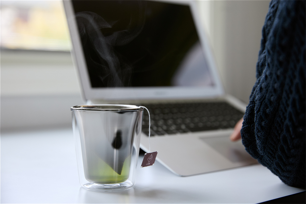 美しいグラデーションのデザイン|オーロラの光彩にまろやかな味わいになる『PROGRESS(プログレス)』の純チタンコーティンググラス(日本製・メイドインジャパン)