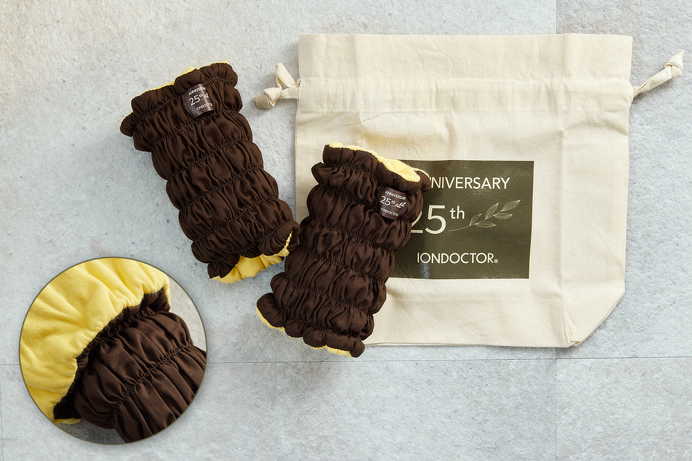 25周年限定カラー登場。ホットなチョコレートブラウンとハッピーなイエローの配色に、25thの特別タグ。限定ノベルティーとして、「巾着ショルダーバッグ」付きです。｜着けていることを忘れる肌触りだから毎日の習慣になる。冷え・むくみ対策、温活、健康促進にIONDOCTOR（イオンドクター）のレッグウォーマー