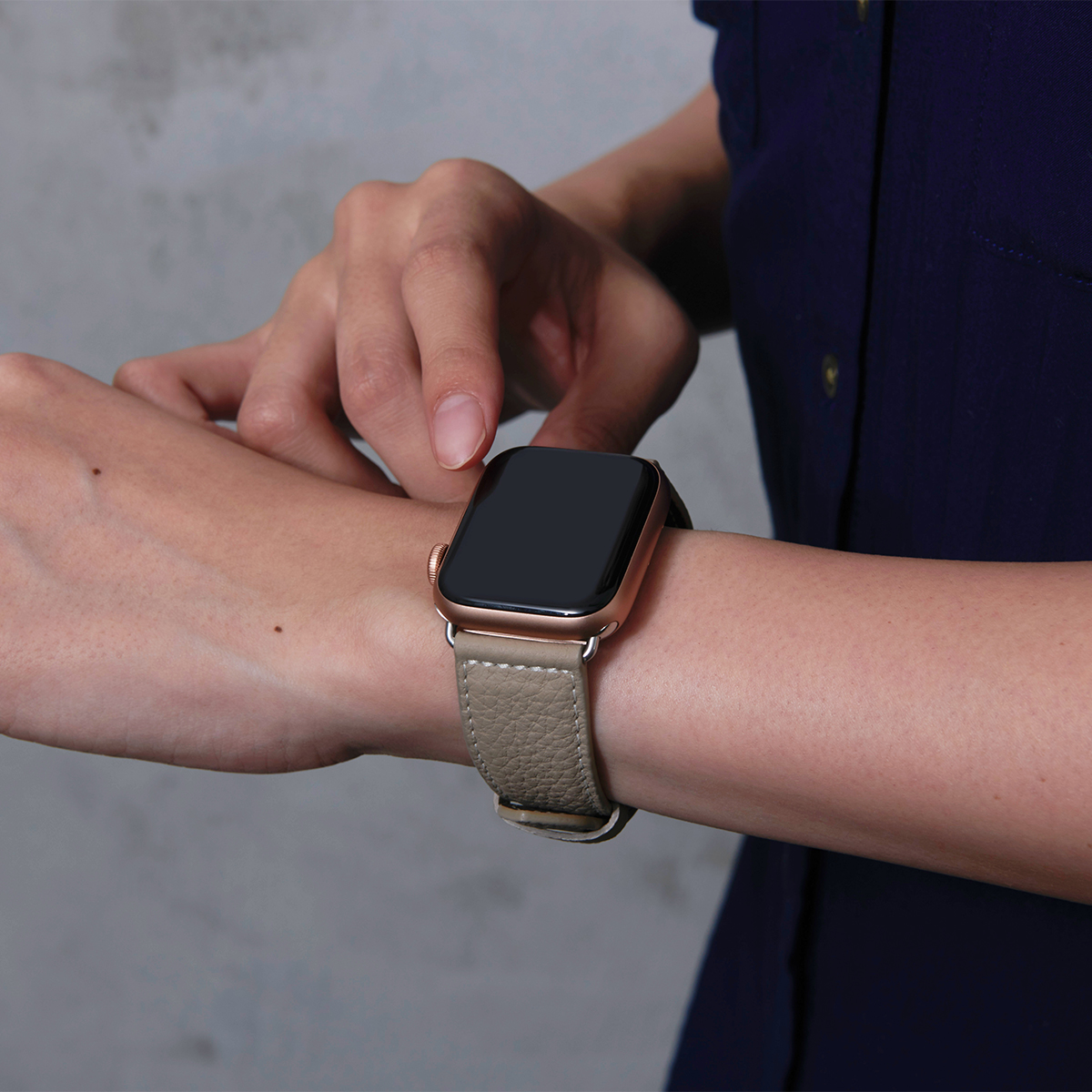 Image: https://1fl0kyr79c.user-space.cdn.idcfcloud.net/photographes/789540bd46a52b6906d614061e818e85.jpg Apple Watchバンドから今日の装いを決めたくなる。大人の正装を引き立てる5色のカーフレザーの「Apple Watchバンド」|EPONAS(エポナス)