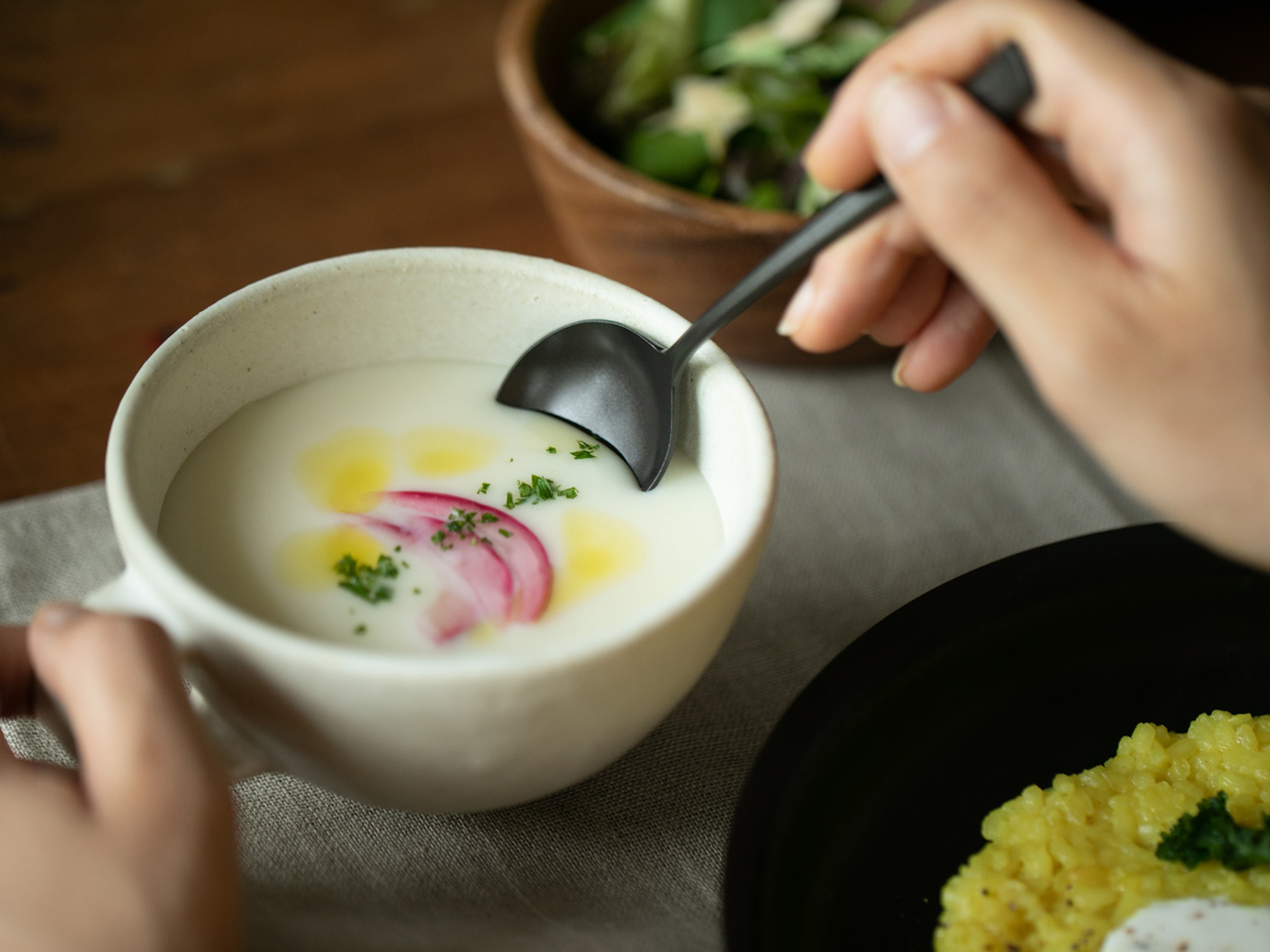 食卓の鮮度がアップする黒い食器。落としても割れない、黒染めステンレスの食器(フォーク・スプーン)|KURO(96)クロ