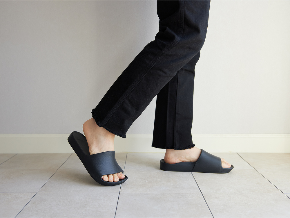 《スライドタイプ》理学療法士が開発、世界600万人の足を支える「アーチサポートサンダル」｜Archies（アーチーズ）