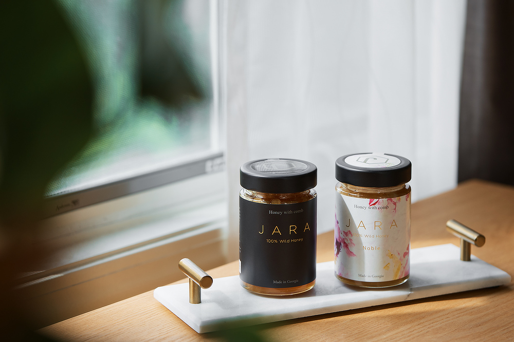 食べる時間帯はいつでもOKですが、おすすめは夜寝る前。ハチミツは睡眠中の低血糖を防ぎ、睡眠ホルモン(メラトニン)の分泌を促す働きがあるといわれています。|世界最古の採蜜の地・ジョージアから届いた、野生のままの巣ごとハチミツ『JARA Honey(ジャラハニー)』