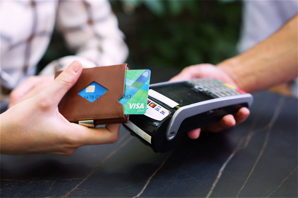 カードを入れる向きはどちらでも大丈夫。わずか1.5cmでカードリーダーはちゃんと反応します。｜スキミング防止機能付、１軍カードに直アクセス、コイン・お札も入るコンパクト財布（ウォレット）｜EXENTRI（エキセントリ）