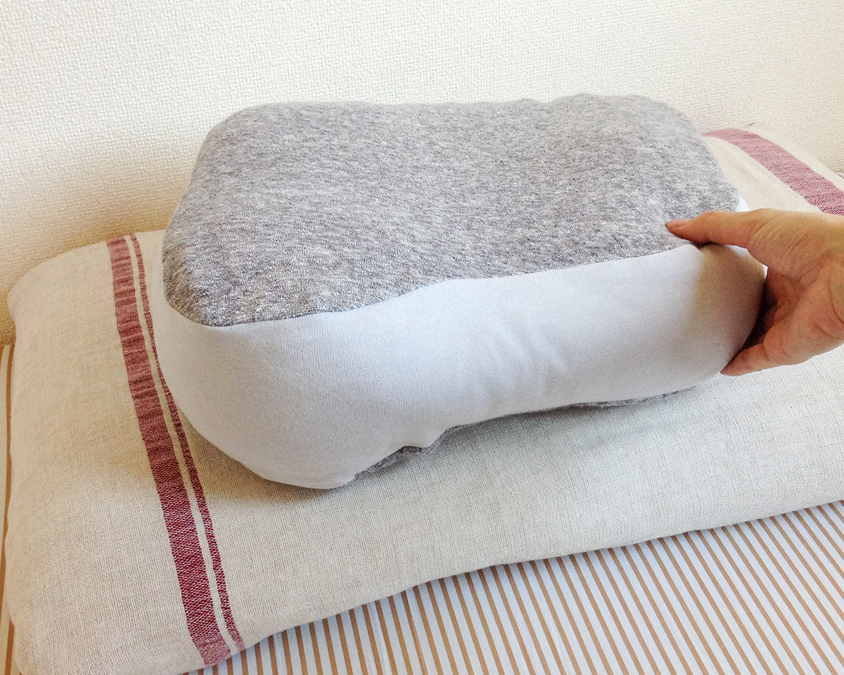 丸みのある台形型枕。横向き寝の姿勢をサポート、スマホや本がラクに読めるまくら・ピロー|HONTO