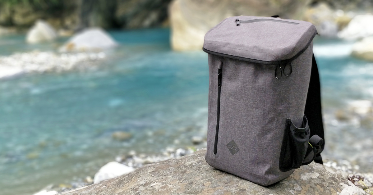 >仕事もレジャーも兼ね備えるハイテク収納の都会的なバックパック《DAYPACK》|Code 10(コードテン)