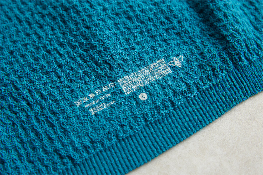 大きく肩を動かしたりフードかぶって首を動かしても、つっぱり感がありません。||《クルーネックニット/男女兼用》自然な調湿・調温・防臭、フリーな履き心地の「WUNDER WEAR CREWNECK」|BRING