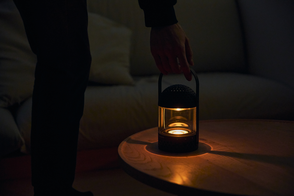 『TRANSPARENT』の開発者であるデザイナーのパー・ブリックスタッド氏の暮らしは、ヒュッゲ(Hygge 心地のいい雰囲気や時間)そのもの。|焚き火の側にいる感覚を設計した、美しいランタン型のBluetoothスピーカー|ストックホルム発の『TRANSPARENT(トランスペアレント)』による「Light Speaker(ライトスピーカー)