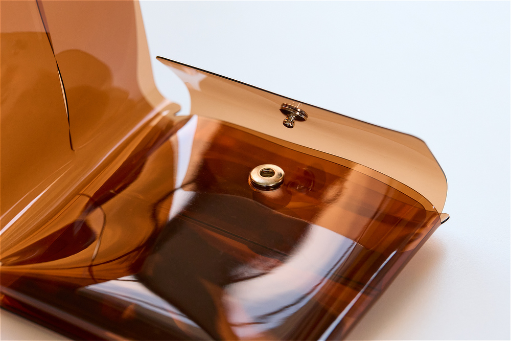 硬貨ポケットにスナップボタンが付いて、使いやすさアップ｜軽くて薄〜いクリア素材のコンビニウォレット｜コンパクトでミニマムな財布『sugata（スガタ）』