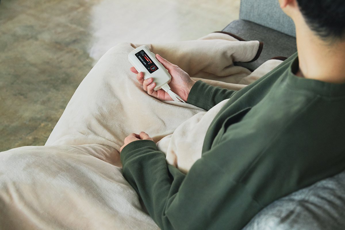 シンプルな操作で「適温」を設定できる。あなたの睡眠サイクルに合わせて、電源が自動オンオフ!洗濯機で丸洗いできる「電気毛布」|HEAT-CRACKER