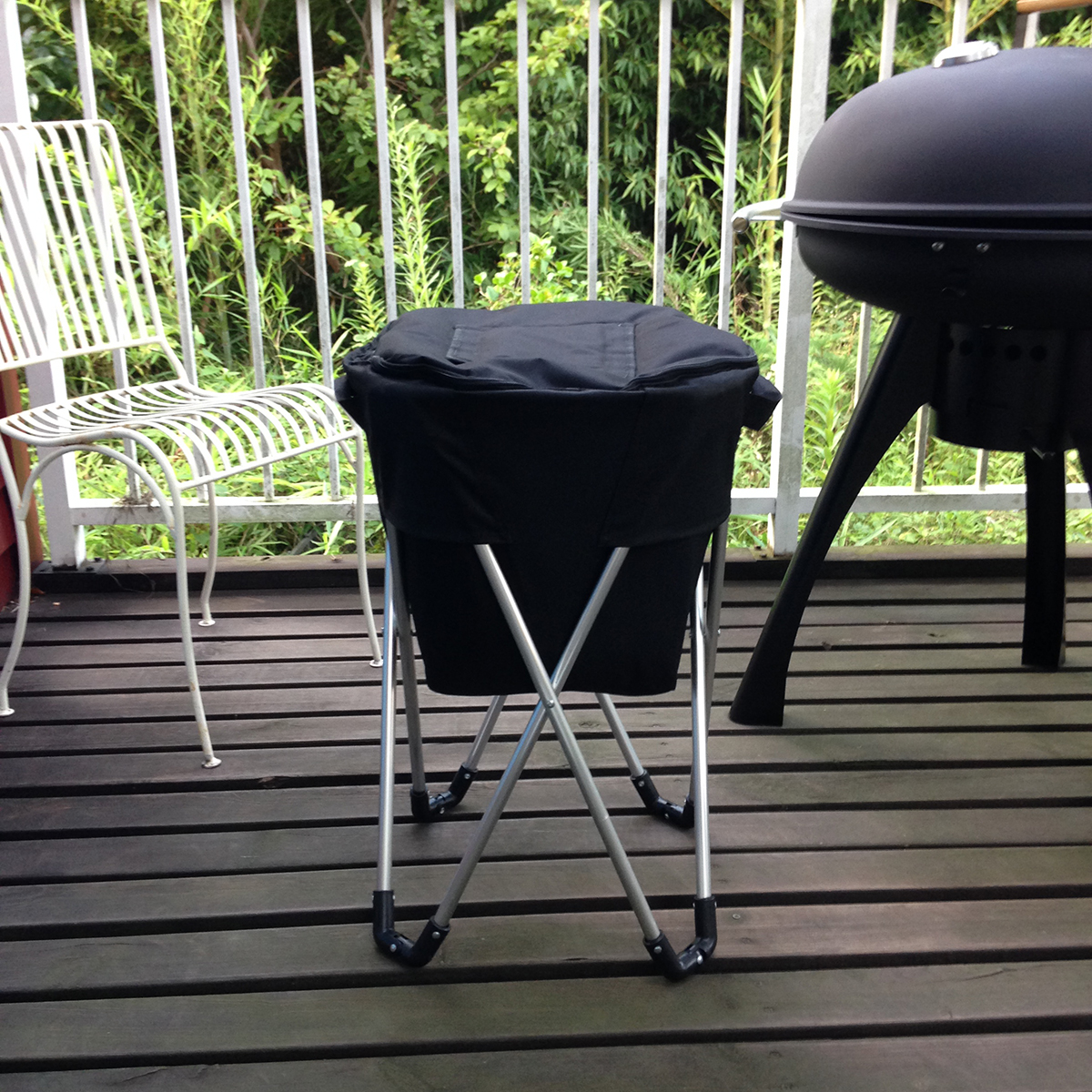 Image: https://1fl0kyr79c.user-space.cdn.idcfcloud.net/photographes/7d116d3486bc392a4713834da9ad0ace.jpg BBQやお花見・キャンプで大活躍。ビールもお肉も立ったまますぐ取り出せる、スタンド型クーラーバッグ|PARTY STAND COOLER