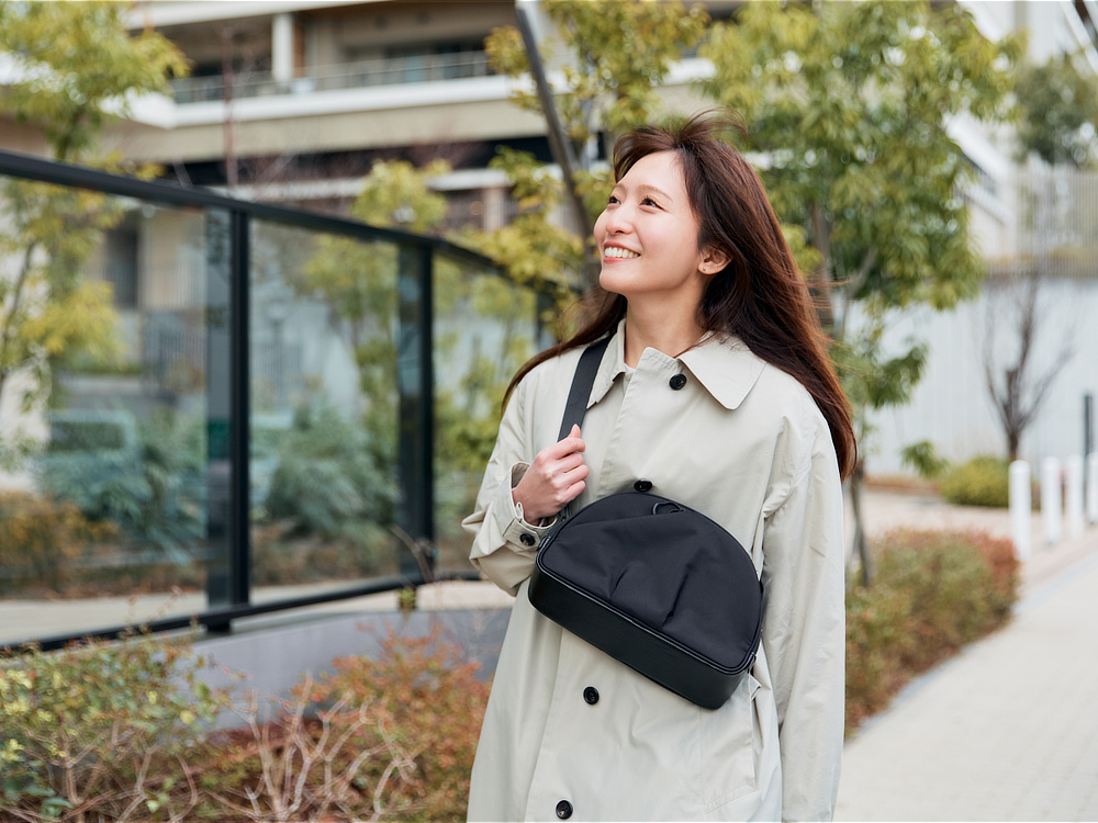 口がパカっと60°開いて、荷物が見える、出し入れスムーズな「バネパカ ショルダーバッグ」｜mayumasa