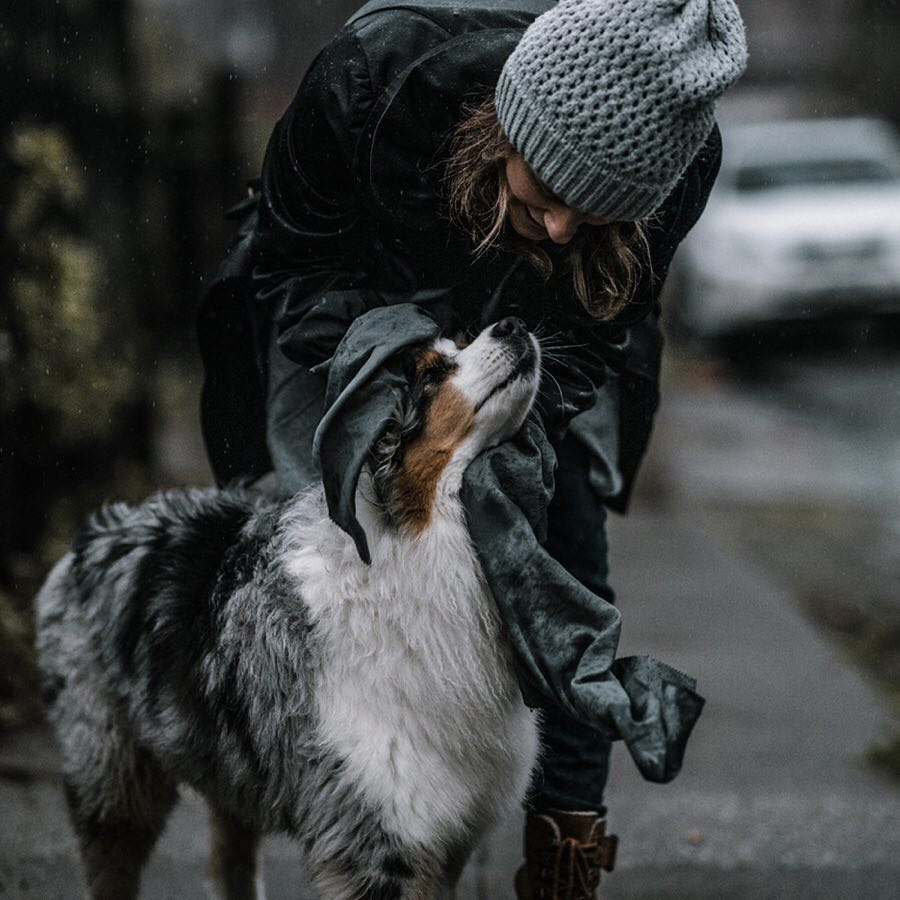 雨の日のペット用タオルにも最適。極薄&超軽量なのに驚きの吸水速乾性。小さくたためて、ビーチやジムでもっと身軽になれる「ナノドライタオル」 | Matador NanoDry Shower Towel