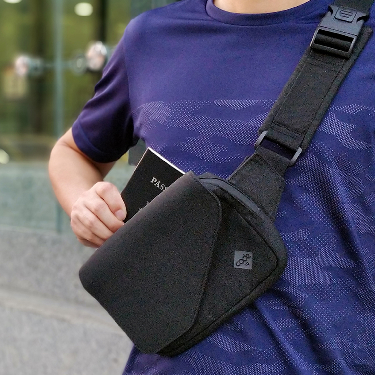 パスポートや現金や貴重品を入れられる隠しポケット付きの着る財布(ボディーバッグ型財布)|Code10