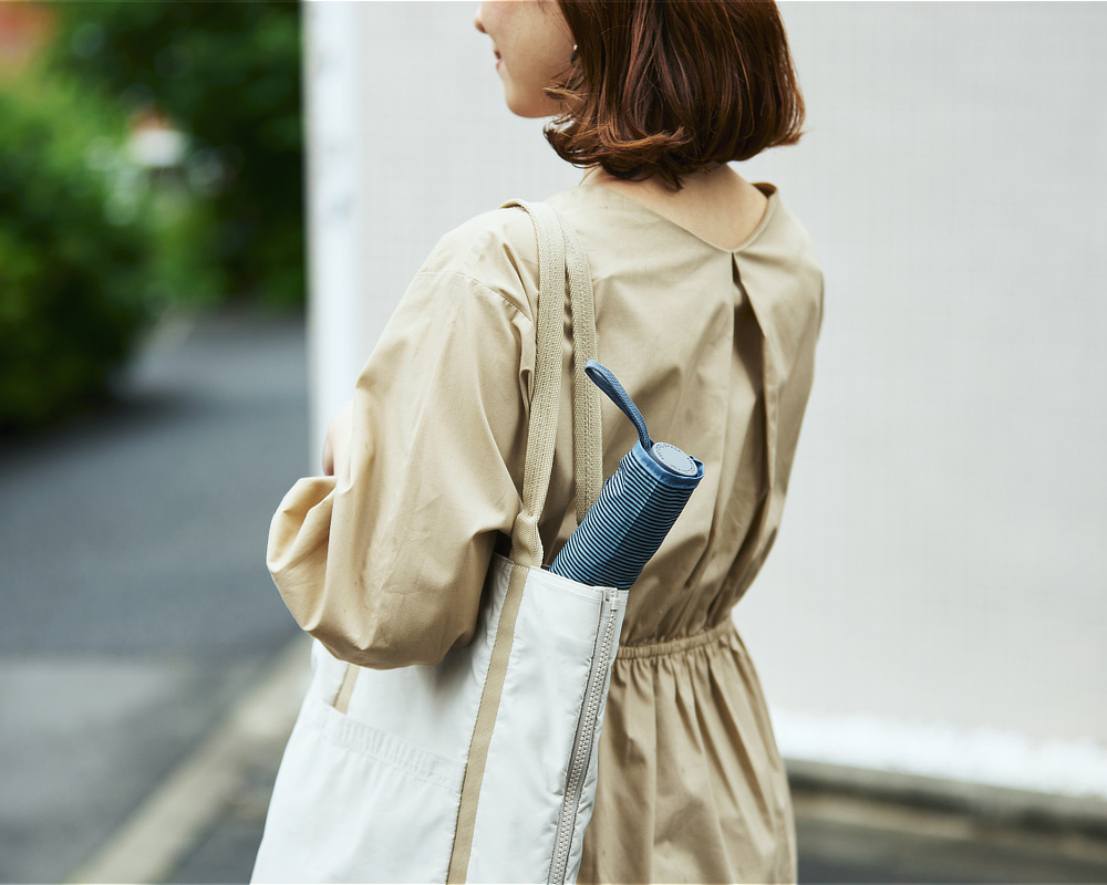 折りたたみ式ではないのに、バッグにスッと入る、長傘ならぬ短傘|強い日差しも熱もブロックするから夏の暑熱ストレスを減らします。チタンを練り込んだ生地を使った、晴雨兼用傘『+TIC COOL SHADE(プラスチック クールシェイド)』