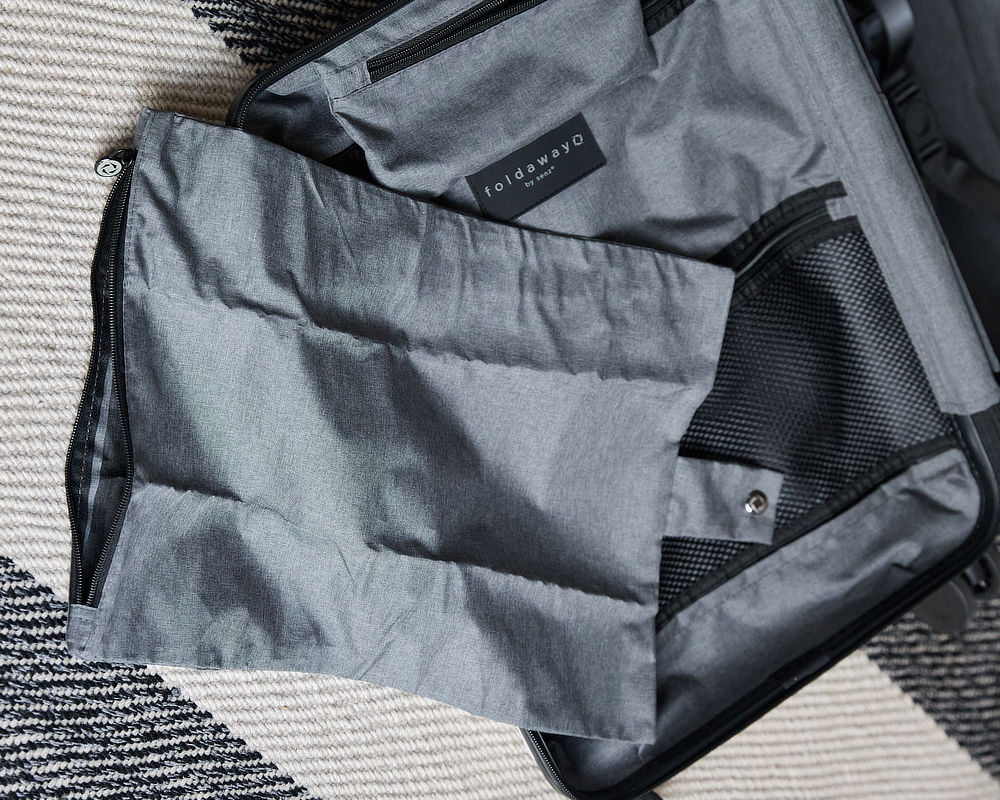 付属品として、ファスナー付きポーチが１つ。汚れた洗濯物や靴などを入れるのに便利です。内側の生地と同素材なので、統一感もばっちり。スーツケース「senz°（センズ）oldaway（フォルダウェイ）」