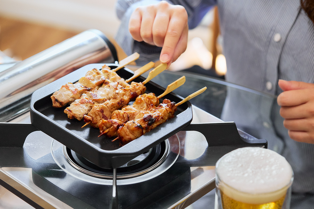 食卓にカセットコンロを出して、焼き鳥を焼きながら、ちびちび飲るのもオツな「スミ トースター」|万能調理器具・炭(カーボン)プレート|あやせものづくり研究会 Ayase Labo(カーボン加工専門メーカー旭工業)