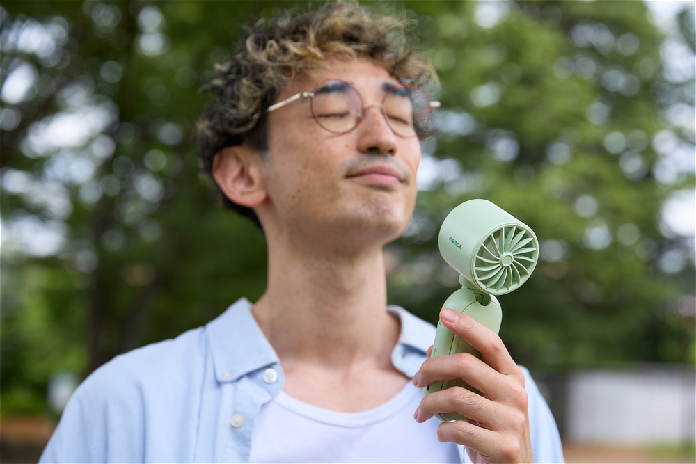 《日傘クリップファン》日傘に装着、狙った角度で送風できるハンズフリーファン「1°Go(イチドゴー)日傘クリップファン」|Momax