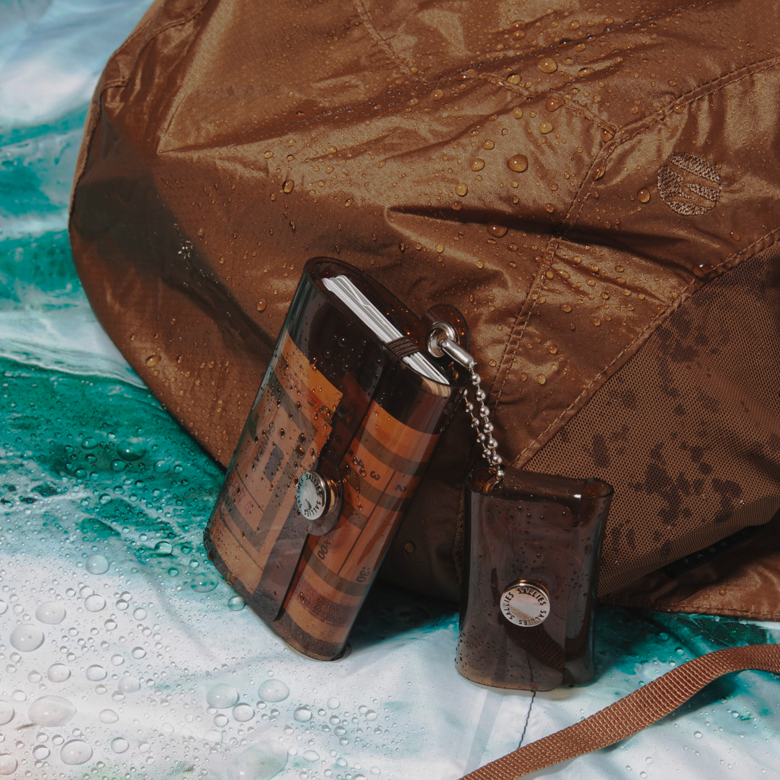 生地の裏側まで水を通さない高耐水性&高強度の素材「30D Cordura」。軽くて強靭なパラシュートと同じ素材のバックパック|Matador freefly16