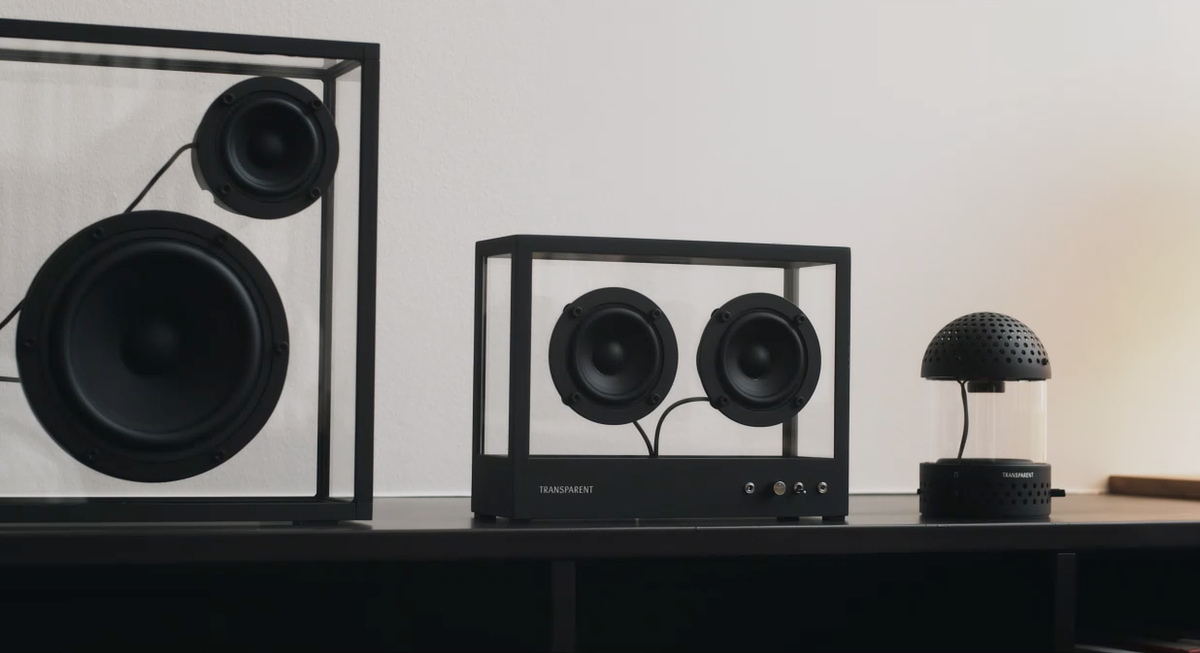 同シリーズの「TRANSPARENT SPEAKER」や「SMALL TRANSPARENT SPEAKER」とも2台同時接続ができ、さらに立体的な音響体験も味わえます。|焚き火の側にいる感覚を設計した、美しいランタン型のBluetoothスピーカー|ストックホルム発の『TRANSPARENT(トランスペアレント)』による「Light Speaker(ライトスピーカー)