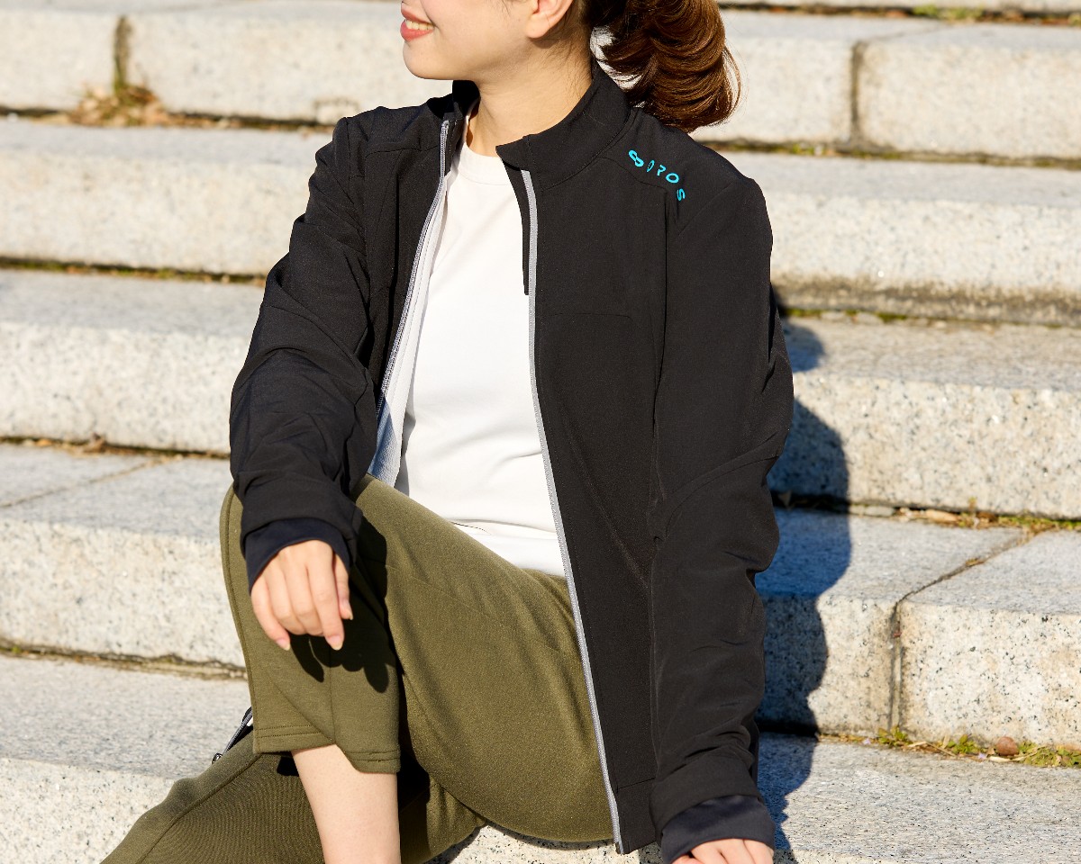 Image: https://1fl0kyr79c.user-space.cdn.idcfcloud.net/photographes/83d67e1b132da8b67122780b5739644f.jpg 使う素材は地球と共存できるものだけ。ウエアを作るという枠組みを超え、地球レベルでのインパクトを打ち出すというテーマを掲げ、いまも挑戦し続けています|真冬のランニングや春秋のアウトドアレジャーに!伸縮性バツグン、ムレない、寒さを感じさせない「アウトライヤージャケット」|Oros Quarter Zip(オロス)