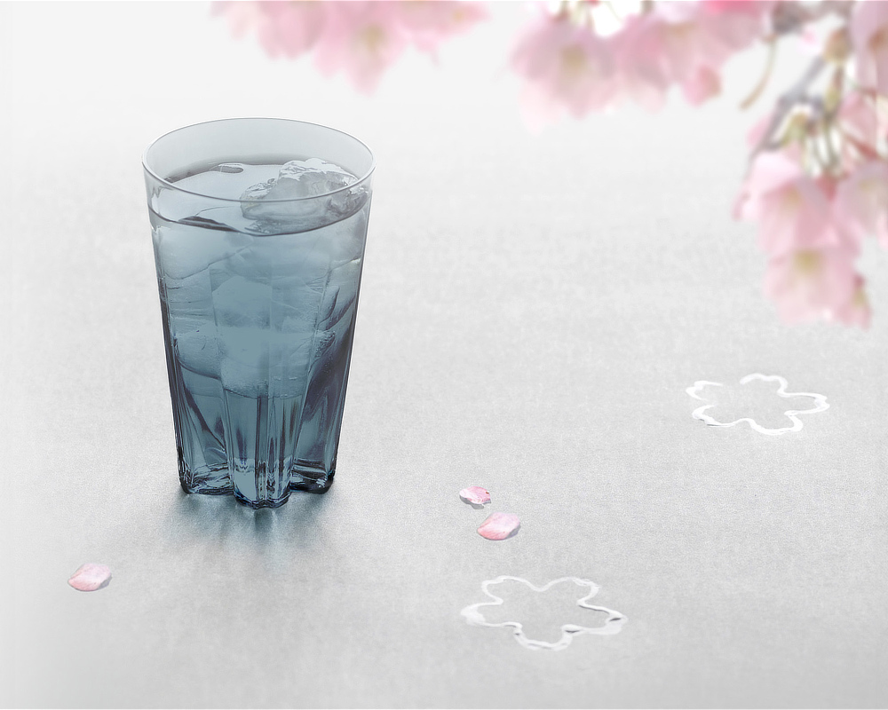 愛らしい5枚の花びらは、じつは職人泣かせと言われた技を要する吹きガラス｜北海道小樽のガラスメーカー「深川硝子工芸」の職人技。メイドインジャパン・日本製の「桜型の水滴」が残るロックグラス・タンブラー（桐箱付き）｜Sakurasaku（サクラサク）