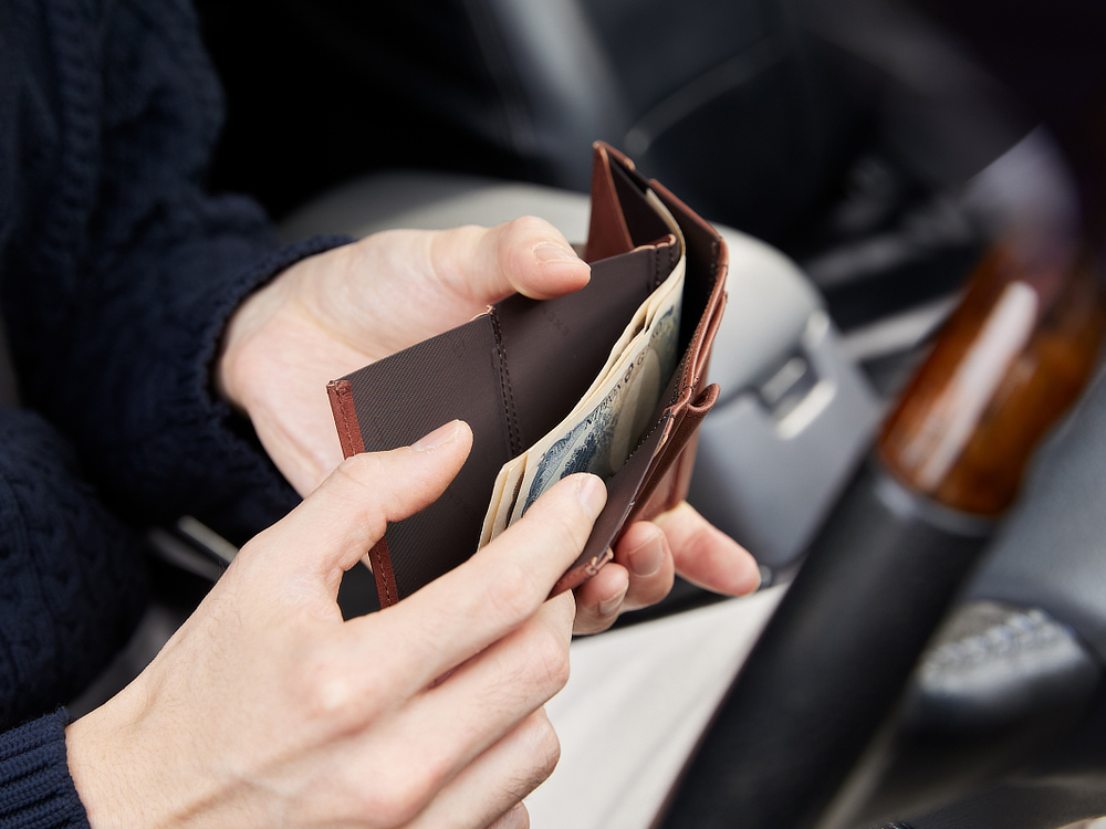 お札は最大10枚収納可能。上部と右側の２方が開くので、これまた出し入れのしやすさ、抜群。｜スキミング防止機能付、１軍カードに直アクセス、コイン・お札も入るコンパクト財布（ウォレット）｜EXENTRI（エキセントリ）