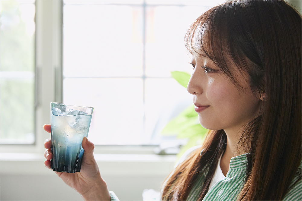 サクラが咲いたようなデザイン。桜のような淡いピンクにもこだわりが。｜北海道小樽のガラスメーカー「深川硝子工芸」の職人技。メイドインジャパン・日本製の「桜型の水滴」が残るロックグラス・タンブラー（桐箱付き）｜Sakurasaku（サクラサク）