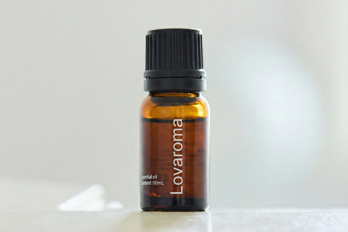 本品に付属しているオイルは、『Lovaroma』オリジナル、天然精油100％の「ブレンド精油」。｜家、車、お店、オフィス、いつでもどこでも使える。コードレス充電式のネブライザー型アロマディフューザー｜Lovaroma（ラバロマ）