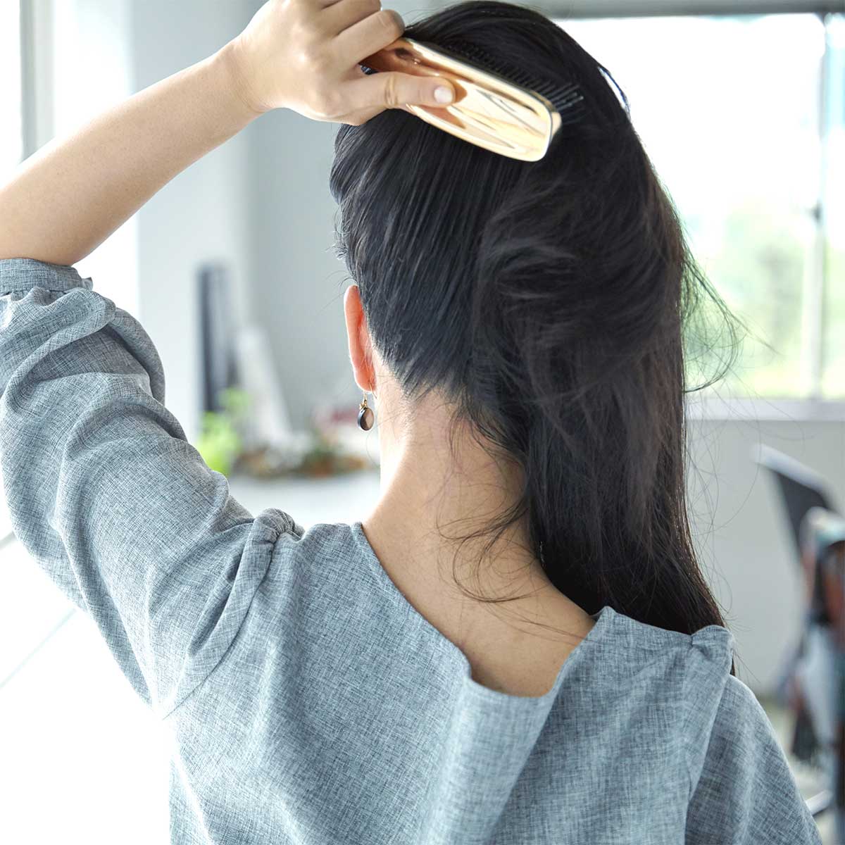 朝晩ブラッシングで頭皮の血行刺激。スカルプブラシ(育毛ブラシ)|SCALP BRUSH(スカルプブラシ)