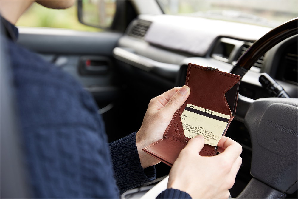 ICチップ入りのカードは磁気がケンカをしないよう、1ヶ所につき原則１枚。それ以外のカードも含めれば1ヶ所に2枚入るので、最大9枚は無理なく収納可能。｜スキミング防止機能付、１軍カードに直アクセス、コイン・お札も入るコンパクト財布（ウォレット）｜EXENTRI（エキセントリ）