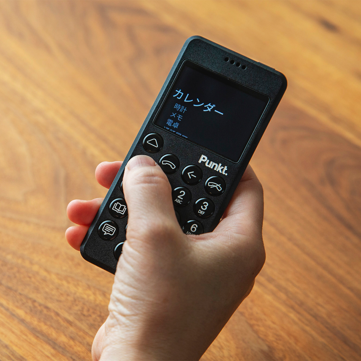 使っているうちにすぐに理解できる操作性も、まさに「シンプル・イズ・ベスト」な携帯電話・ミニマムフォン|Punkt.(プンクト)