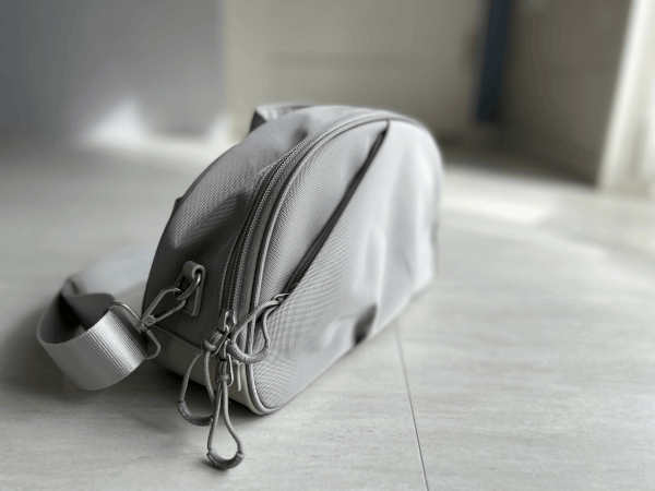 口がパカっと60°開いて、荷物が見える、出し入れスムーズな「バネパカ ショルダーバッグ」｜mayumasa