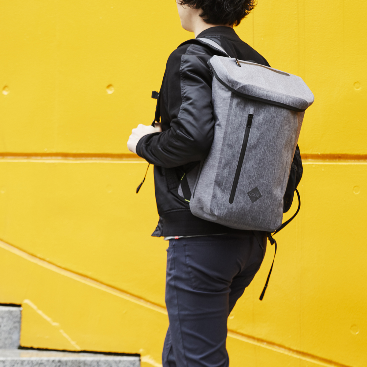 ジャケットやフォーマルな格好にも合う洗練されたデザインのバックパック《DAYPACK》|Code 10(コードテン)