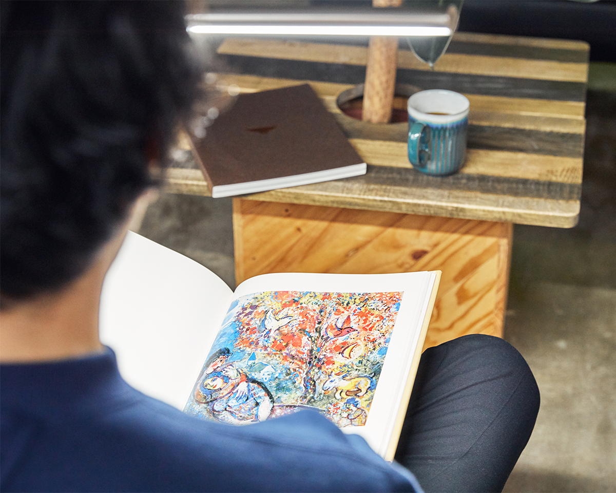 デジタルデトックスにともなう欠乏感を読書で軽減、おすすめのフロアライト|Daylight - Slimline3|デジタルデトックスでスマホ断ち!楽しく心身のリフレッシュを。楽しんでスマホやPCを手放せる方法とグッズ6選