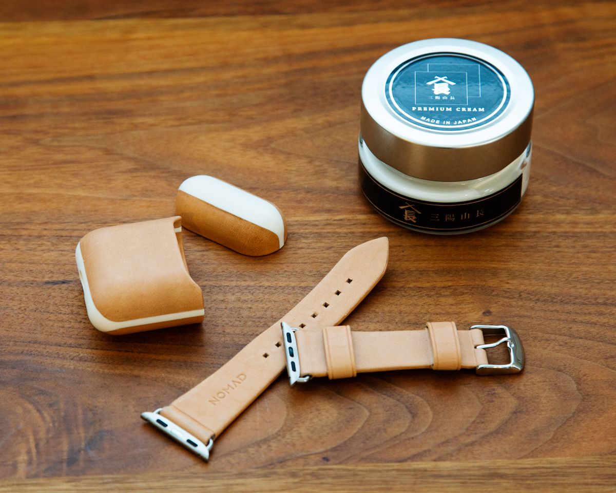 飴色に育てるお手入れ習慣。味わいのある飴色へと育て甲斐があるヌメ革のApple Watchバンド・AirPodsケース|NOMAD