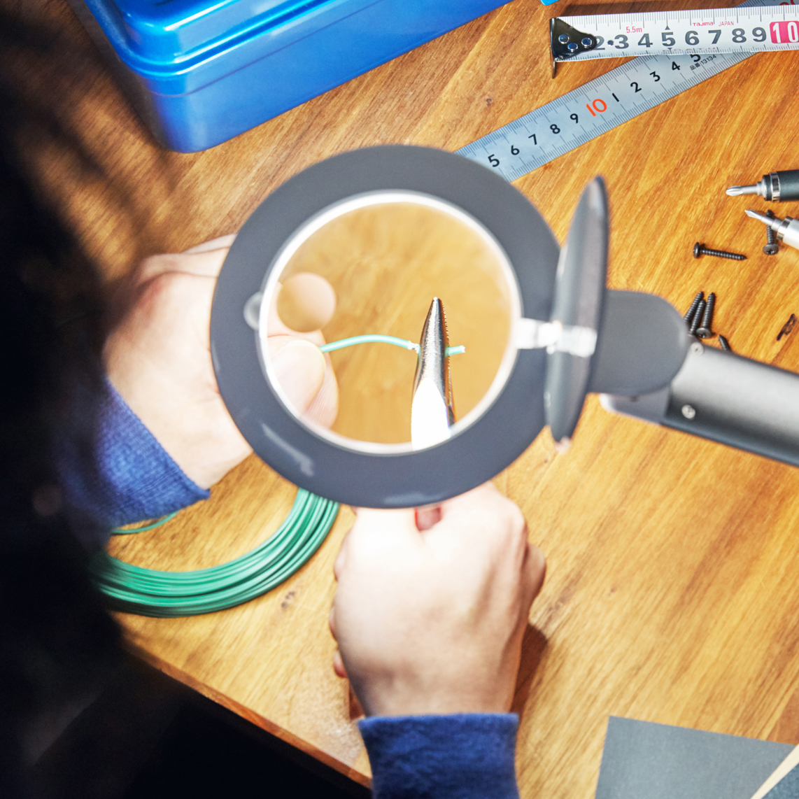 DIY・プラモデル・電子部品の組み立てに|コードレスで使えて、隙間に収納できる!手元を大きく・明るく照らすルーペ付き太陽光LEDの「デスクライト」|daylight - Halo Go
