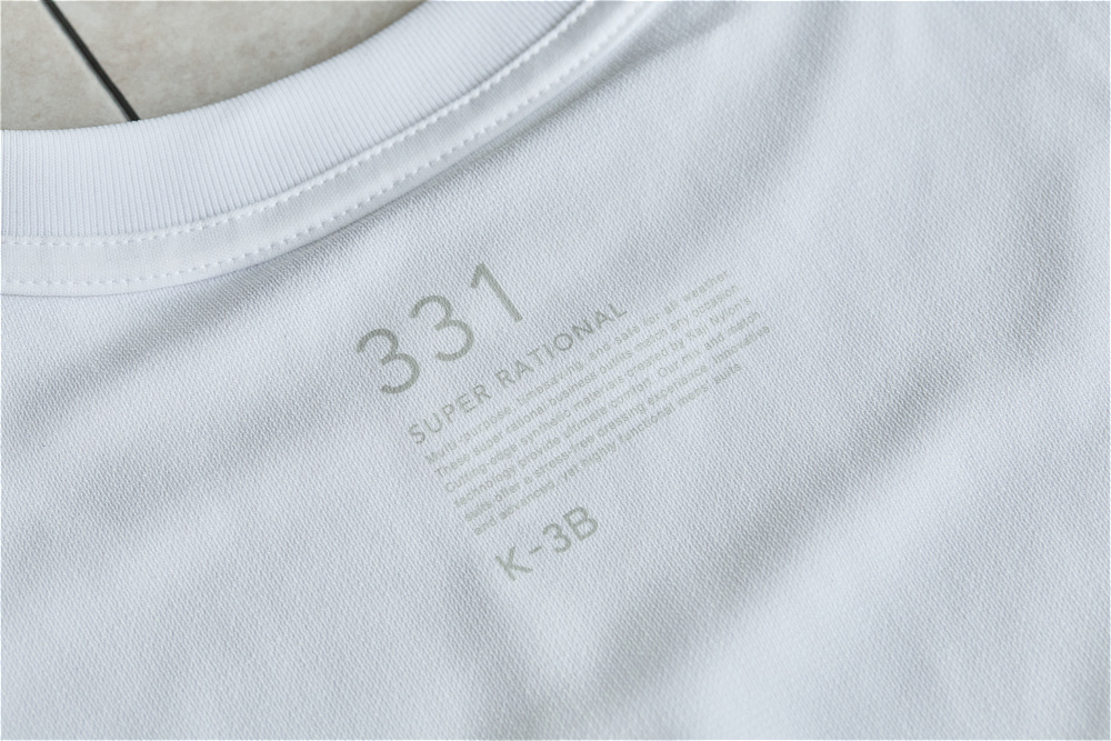 《Tシャツ》和紙×ポリの快適設計で、湿気を吸って逃す、「和紙糸ラバープリントクルーネックTシャツ」｜K-3B