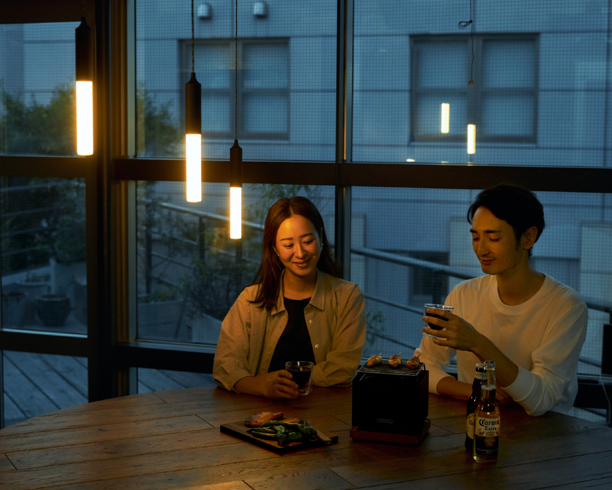 Image: https://1fl0kyr79c.user-space.cdn.idcfcloud.net/photographes/89d11cd78cb82cfb6b69564d7d26d3ec.jpg 長さを変えてつり下げるだけでおしゃれ雰囲気のリビング、ダイニングに。|軽くてロープ、磁石つきだ。家のインテリアにもアウトドアでも車でも、どこでも使える便利な「ペンライト」|PARA PENDANT LIGHT(パラ ペンダント ライト)