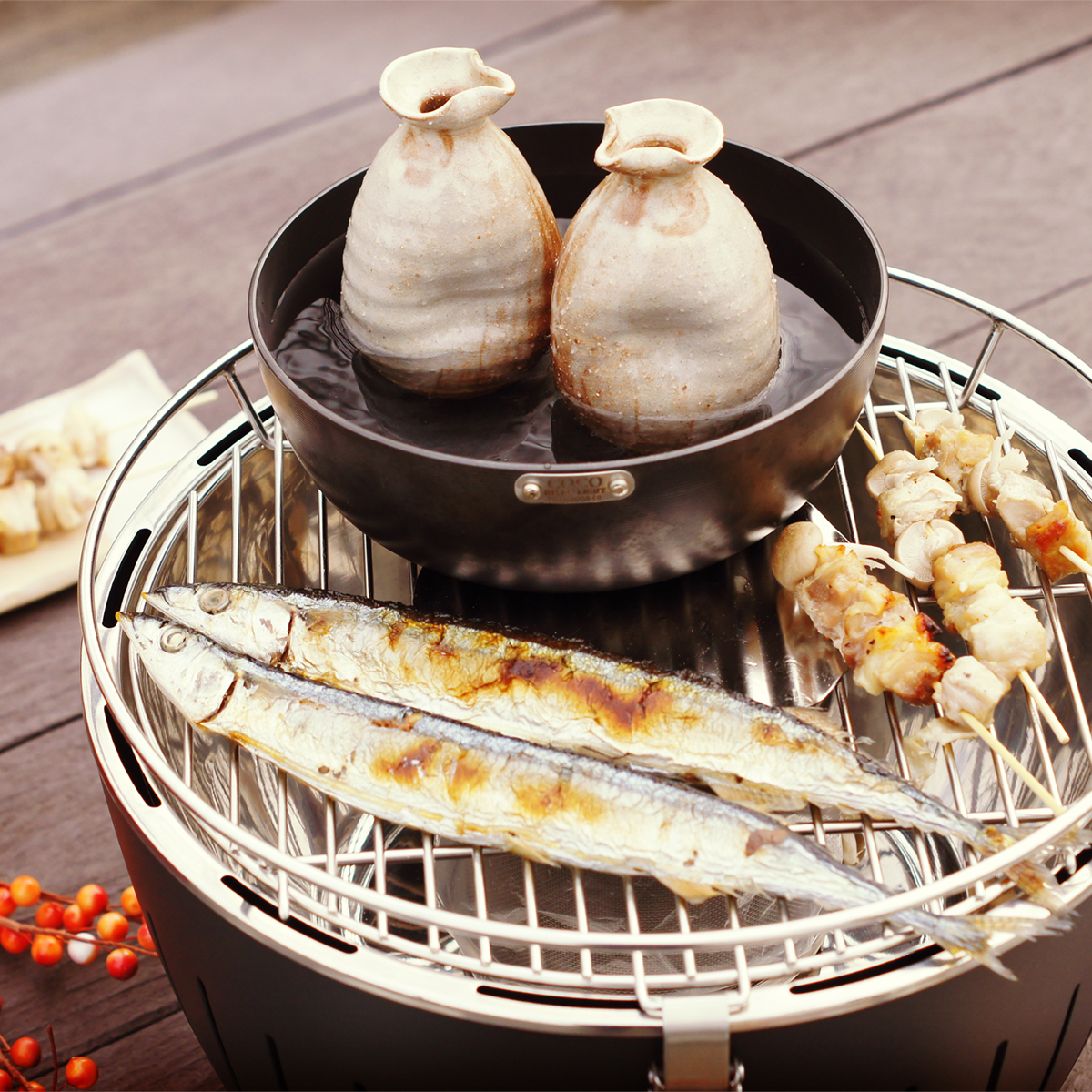 ふたり分の食材を焼けるサイズ感。グリルを挟んで大切な人とふたりでゆっくり晩酌したくなる「炭火焼グリル」(ミニサイズ、1人用・2人用)|Lotus Grill