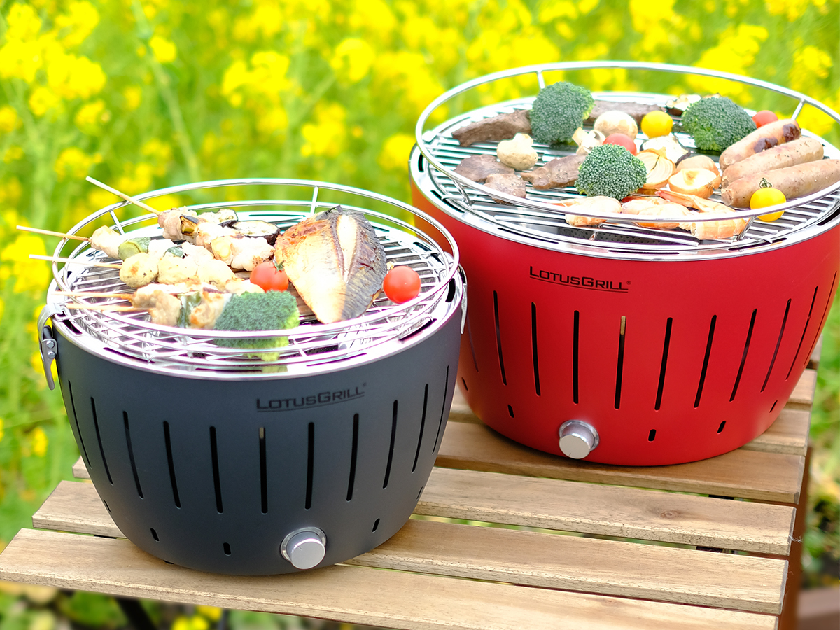 どこへでも運べるコンパクトサイズ。テーブルの上で楽しめる。ホットプレート感覚の「炭火焼グリル」(コンパクト・軽い、ミニ、スモールサイズ)|Lotus Grill