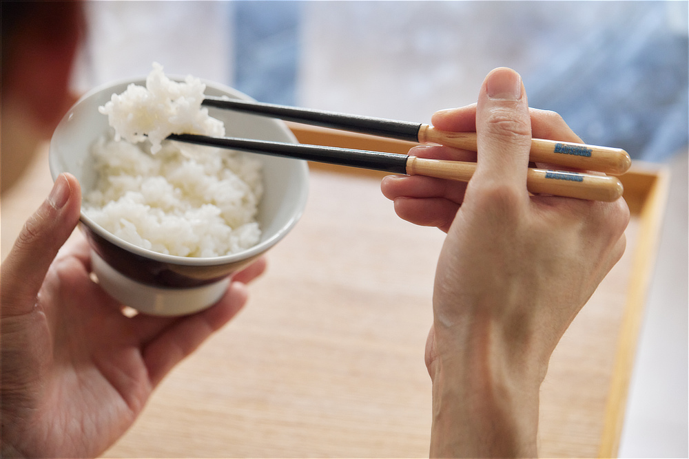 Image: https://1fl0kyr79c.user-space.cdn.idcfcloud.net/photographes/8c472cf50f891396447aad8dbc25ca3a.jpg 折れたバットからつくった、プロ野球12球団公認のお箸「かっとばし!!」|福井県小浜市で大正十年創業の箸メーカー『兵左衛門(ひょうざえもん)』