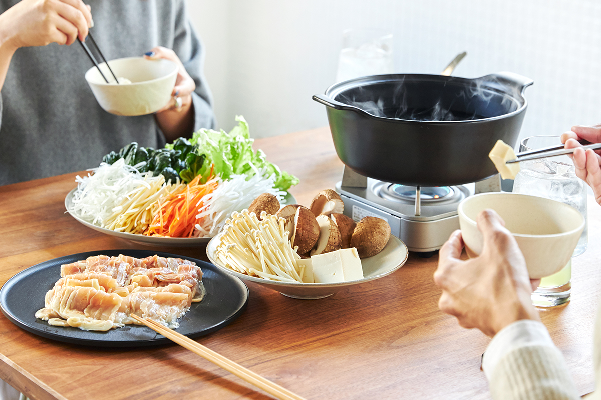 低カロリー、低脂質、高タンパクな肉質の「名古屋コーチン」。野菜もいっぱい食べられるヘルシーなごちそう。飲めるポン酢&特製だし付き「名古屋コーチンしゃぶしゃぶセット(もも肉・むね肉)」|錦爽(きんそう)|丸トポートリー食品