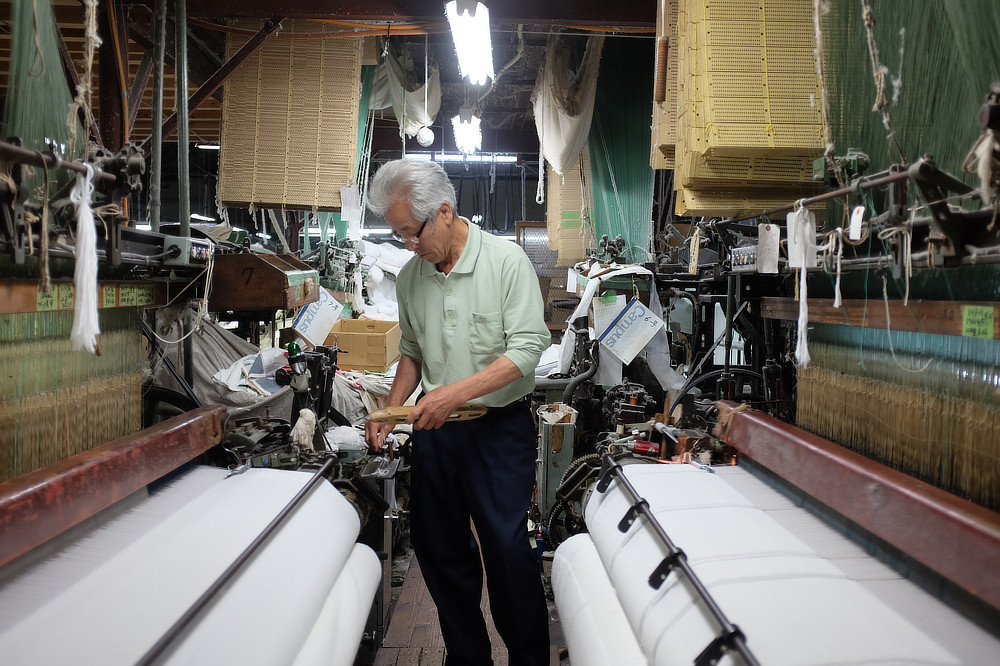 愛媛県今治市のタオルメーカー「渡辺パイル」です。｜1963年から働き続けている今治製のシャトル織機によって作られた「SHUTTLE 1963」の高級・上質なタオル