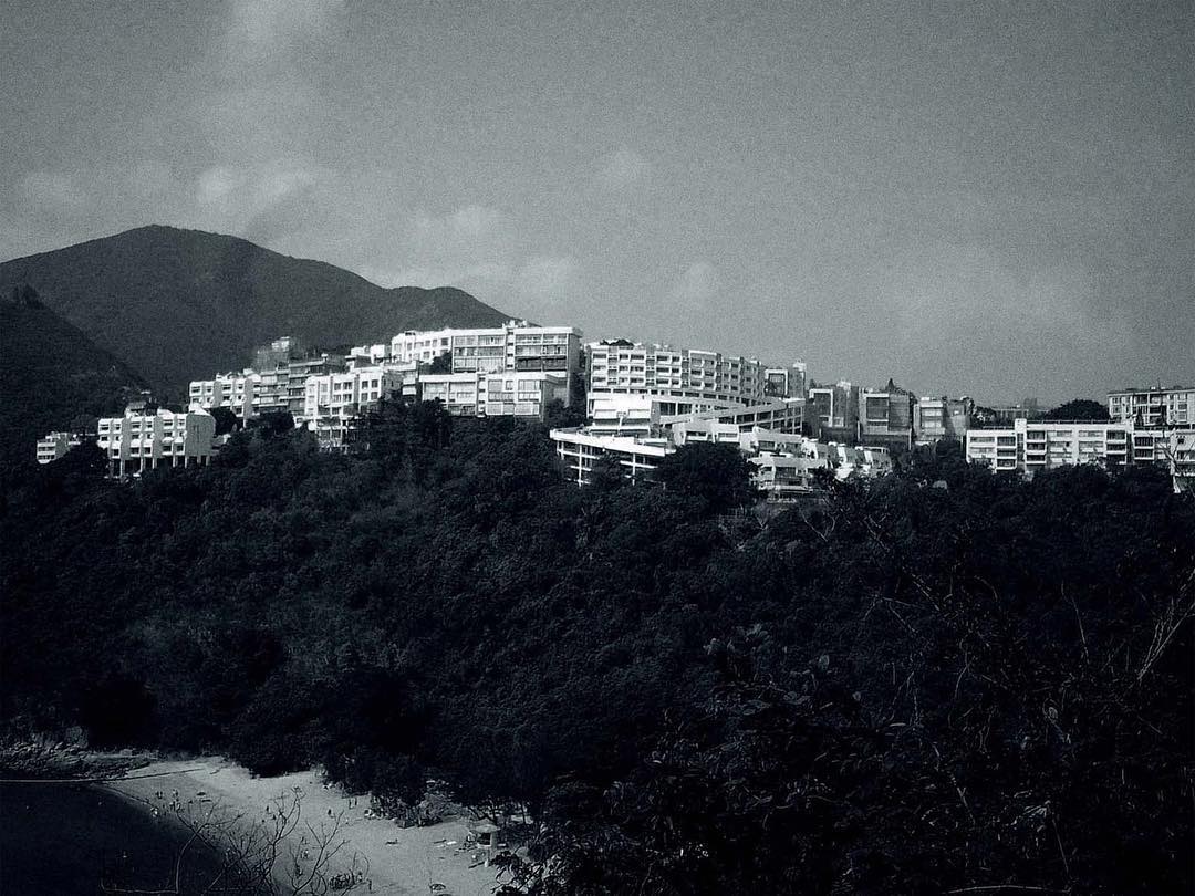 1ノイズ(細かい粒子)入りのホワイトと青みがかったブラックで、モノクロ映画のような写真に。(B&W)スマホと「ひと味違う写真」が撮れるトイデジカメ|YASHICA