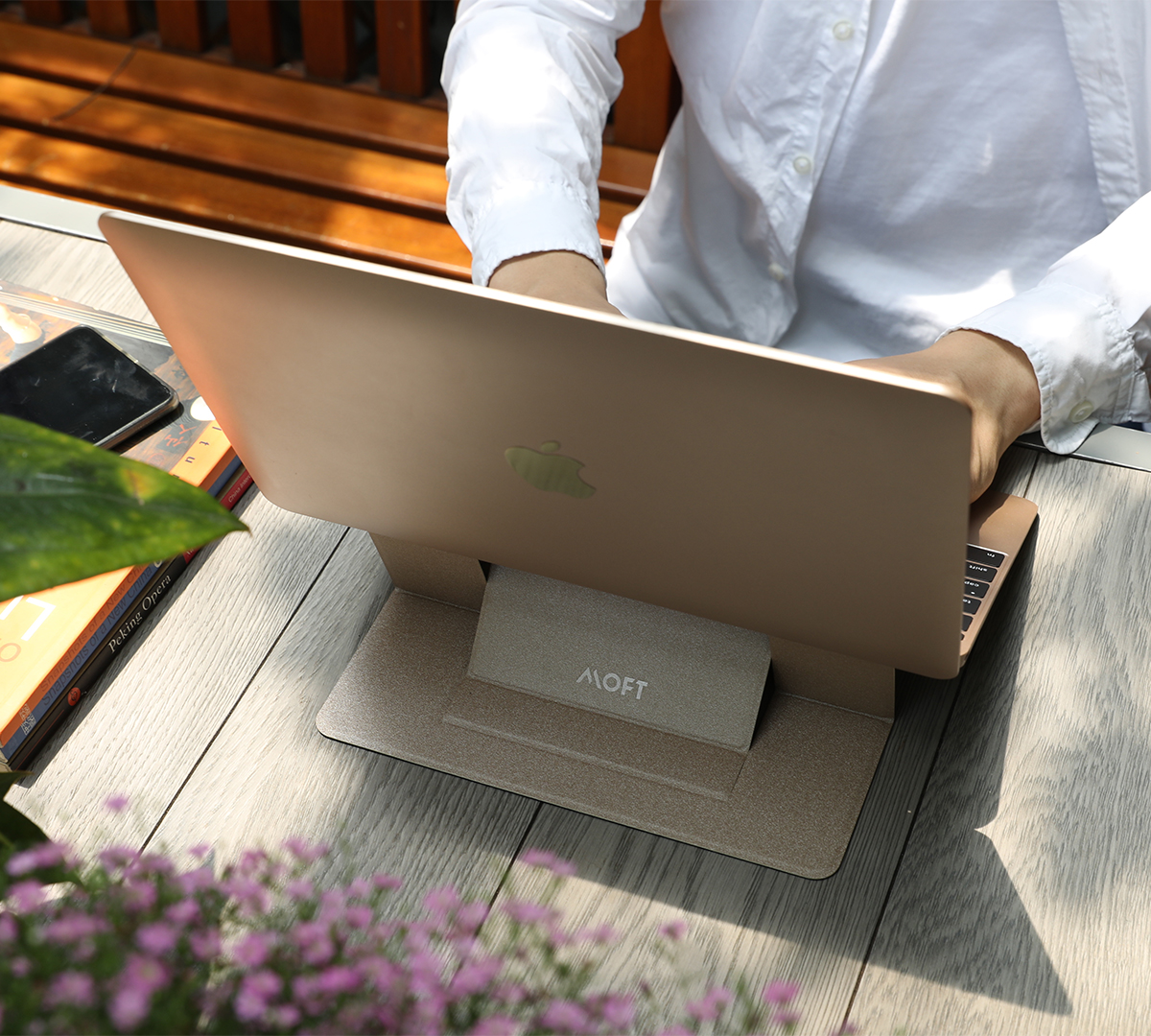 軽量&極薄でシームレスな「ノートPC一体型スタンド」。目線が上がり姿勢が楽々、タイピングも快適になる薄さ3ミリの「ノートPCスタンド」|MOFT(モフト)