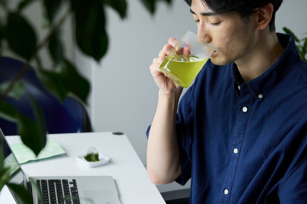 使い終わった茶葉は冷蔵庫にとっておいて、3、4個まとまったらお風呂へ。天然のハーブ風呂で温まっているそうです。ビタミン、ミネラルたっぷりの健康茶|「日本山人参茶」同様、「好熱菌発酵物」で育てた、その名も「日本無垢茶」